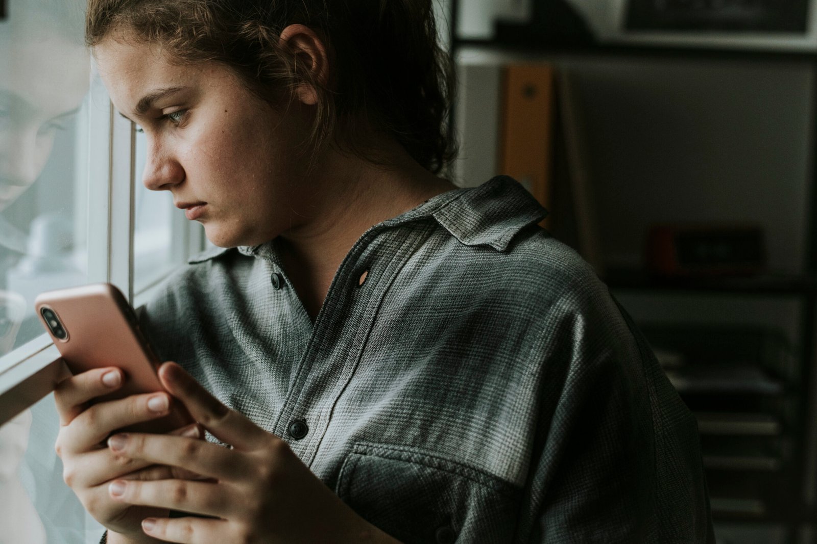 Saúde mental de adolescentes: mais de três horas por dia em comportamentos sedentários piora o quadro post thumbnail image